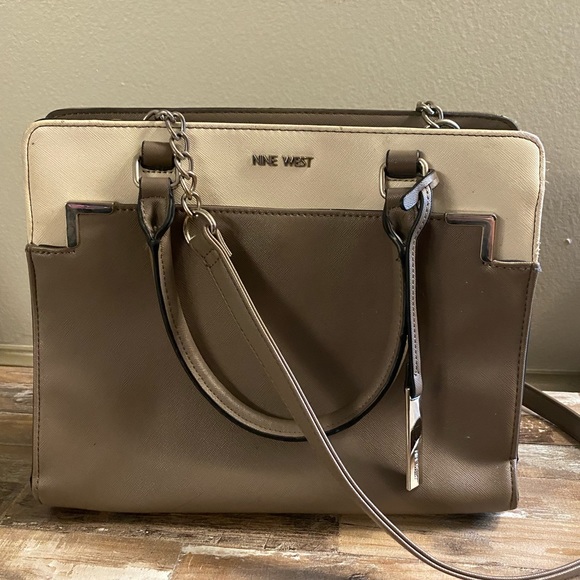Nine West Handbags - 💜 Nine West shoulder or hand bag. Pretty clean